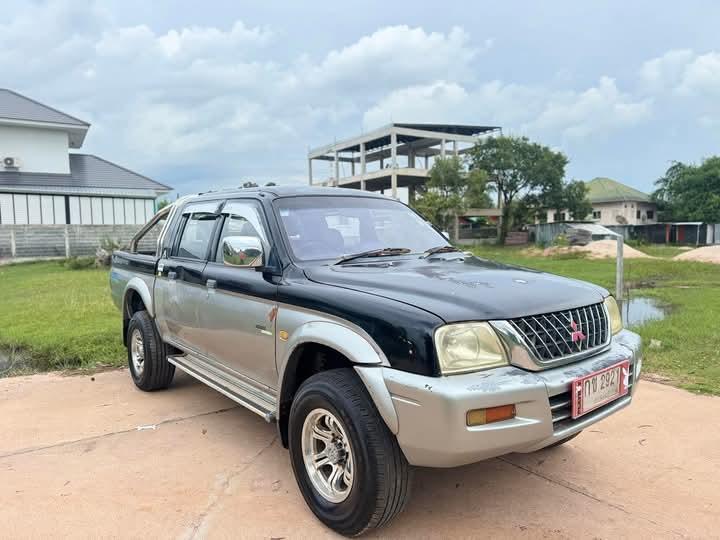 Mitsubishi Strada Grandis สีดำ