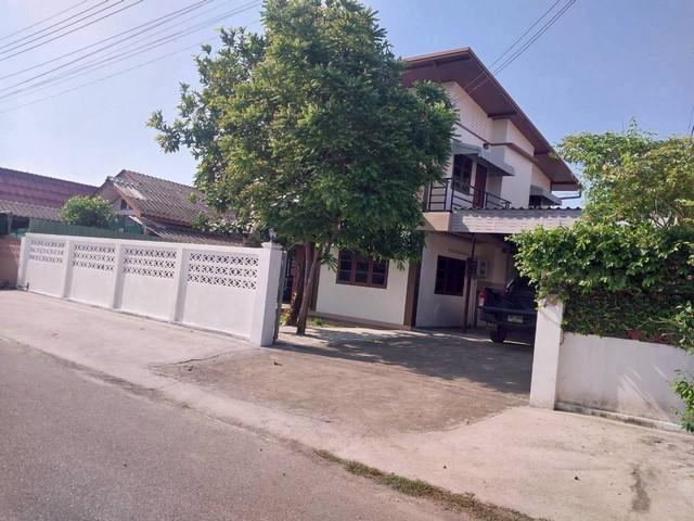 ให้เช่าบ้านโมเดิร์น2ชั้น 100ตรว. 5นอน3น้ำ เช่าลดเหลือ 26,000บ. เฟอร์ครบ เลี้ยงสัตว์ได้ แยกกองทราย บ้านจินดาวิลล่า ต.หนอง 1