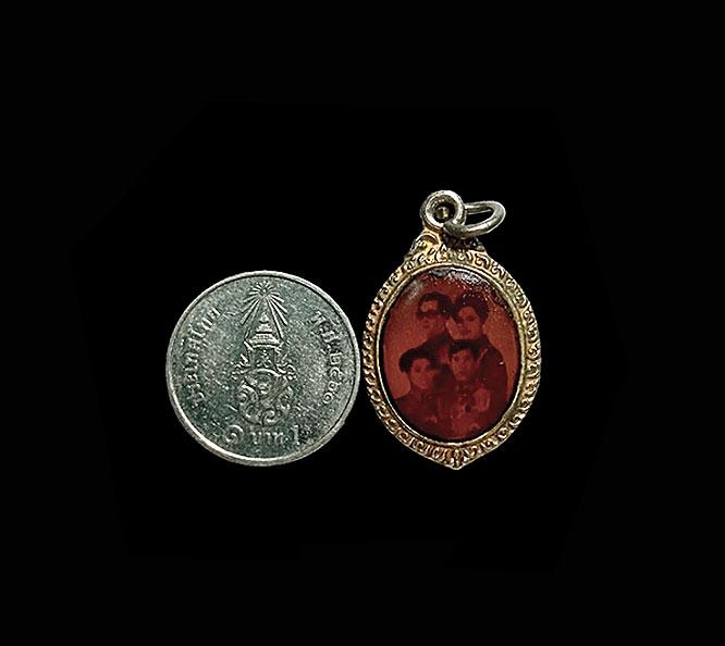 เหรียญล็อกเก็ตในหลวงรัชกาลที่ 9 พระราชินี ในหลวงรัชกาลที่10 พระเทพ