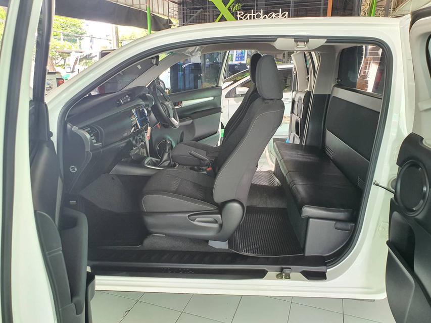 รูป Toyota Hilux Revo 2.4E Smart cab สีขาว ปี 2018พร้อมหลังคา 4