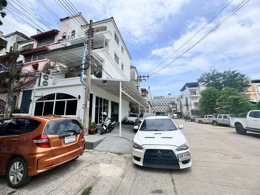 ขายตึกแถว 4 ชั้น ซอยศรีนครินทร์ 40 รีโนเวทใหม่ ราคาสุดคุ้ม เพียง 7.2 ล้านบาทเท่านั้น (N.1803) 19