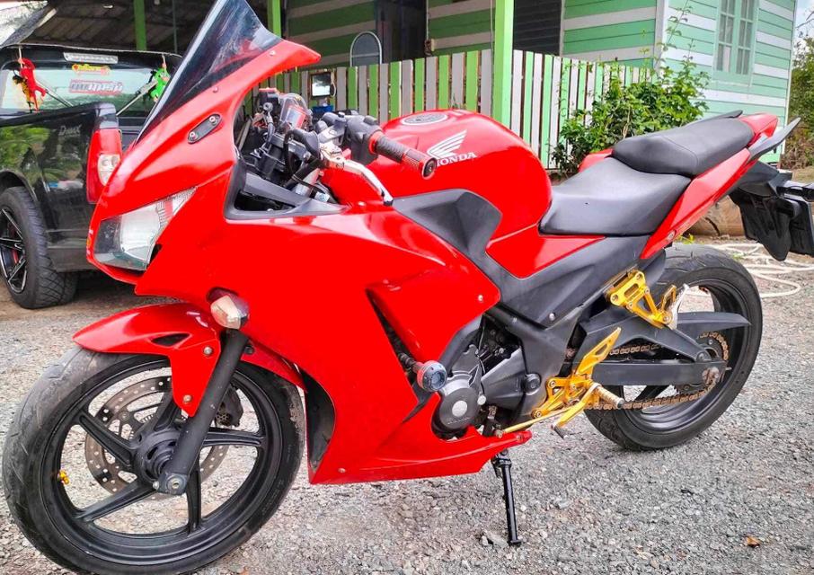 Honda CBR สีแดง 1