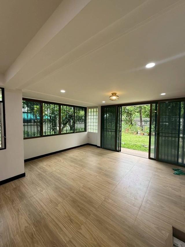 บ้านให้เช่า143ตรว.ถ.รามคำแหง60เข้าทางรามคำแหง68และกรุงเทพกรีฑา7สามารถจดในนามบริษัทได้ จอดรถได้หลายคัน ถนนหน้าบ้านกว้าง เดินทางสะดวก ว่างพร้อมเข้าอยู่ 4