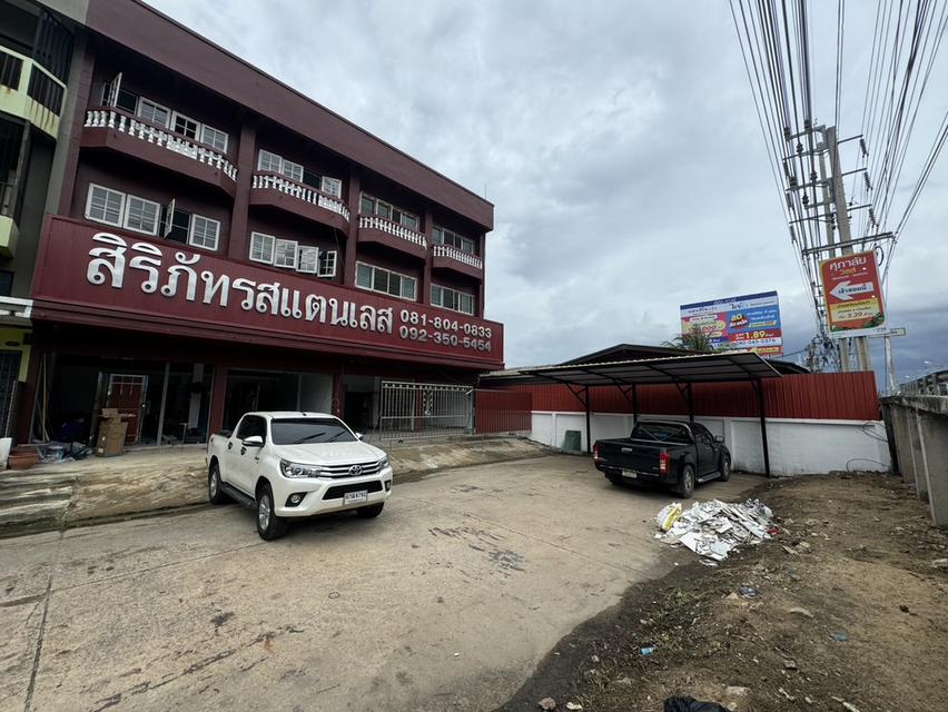 อาคารพาณิชย์ 4 คูหา **ราคาต่อคูหา** ไทรน้อย นนทบุรี หลังริม มีที่จอดรถ รีโนเวทพร้อมอยู่ 3