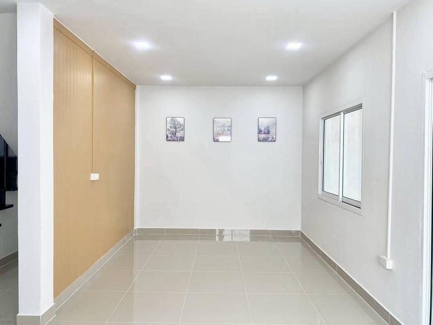 หมู่บ้านลภาวัน1  แยกบางพลู ทาวน์เฮาส์ 2 ชั้น หลังริม ตกแต่งใหม่พร้อมอยู่ ทำเลดี ใกล้ถนนรัตนาธิเบศร์  มีระเบียงด้านหน้ากว้าง 5
