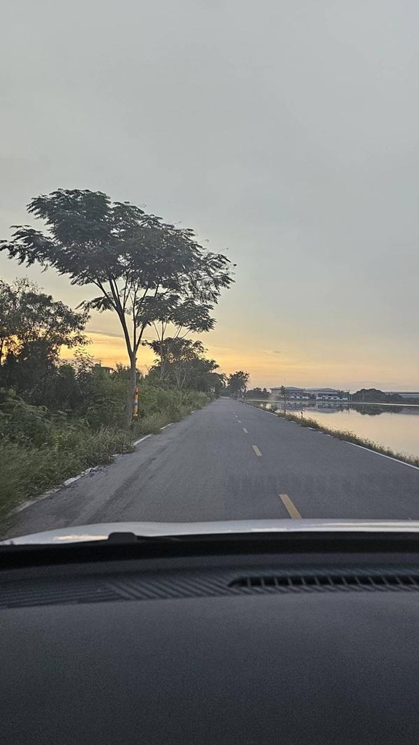 ขายที่ดิน 4 ไร่ 135 ตารางวา อ.ไทรน้อย จ.นนทบุรี หน้ากว้างติดถนนตัดใหม่ บรรยากาศดี โทร 065-365-4426