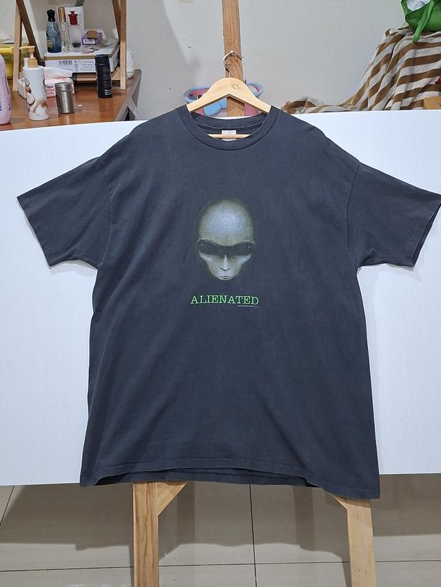 เสื้อยืด t-shirt 🛸 Vintage 90s Alienated by Richard Biffle 🛸งาน1995 Tag:Delta Made in USA ตะเข็บเดี่ยวทั้งตัว Size: XL อก 24"ยาว32'สีเฟด (Faded)