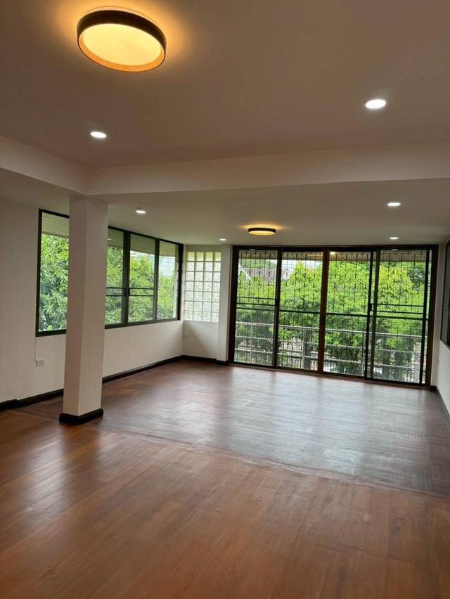 บ้านให้เช่า143ตรว.ถ.รามคำแหง60เข้าทางรามคำแหง68และกรุงเทพกรีฑา7สามารถจดในนามบริษัทได้ จอดรถได้หลายคัน ถนนหน้าบ้านกว้าง เดินทางสะดวก ว่างพร้อมเข้าอยู่ 16