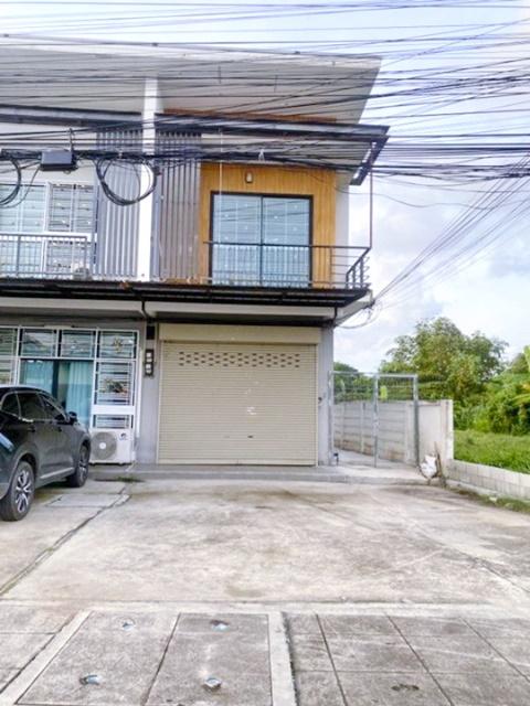 ตลาดศรีระยอง 1.6 กม.ให้เช่าอาคารพาณิชย์ 2 ชั้น เซ็นทรัล ระยอง 4 กม. ห้องริม 27 ตร.วา. 220 ตร.ม. 2แอร์ 2นอน 2น้ำ 1
