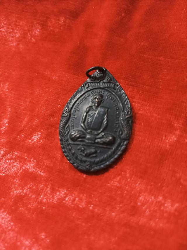 เหรียญเสือหมอบ หลวงพ่อสุด ออกวัดกาหลง ปี19 เนื้อทองแดงรมดำ ตอกโค๊ต ส บนสังฆาฎิ หายาก 1