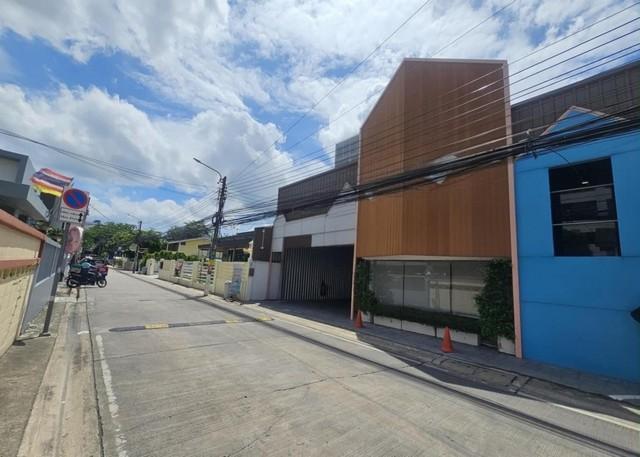 ขายที่ดินพร้อมสิ่งปลูกสร้าง 101 ตารางวา ถนนพระราม 9 ใกล้ The Nine เพียง 100 เมตร 1