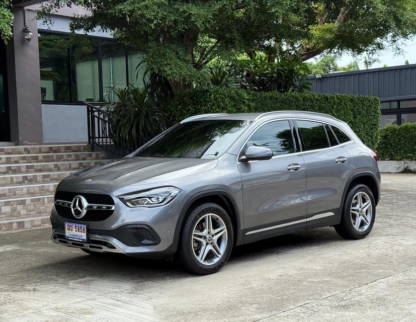2022 BENZ GLA 200 รถมือเดียวออกป้ายแดง วิ่งน้อยเพียง 5X,XXX กม รถเข้าศูนย์ทุกระยะ ไม่เคยมีอุบัติเหตุครับ