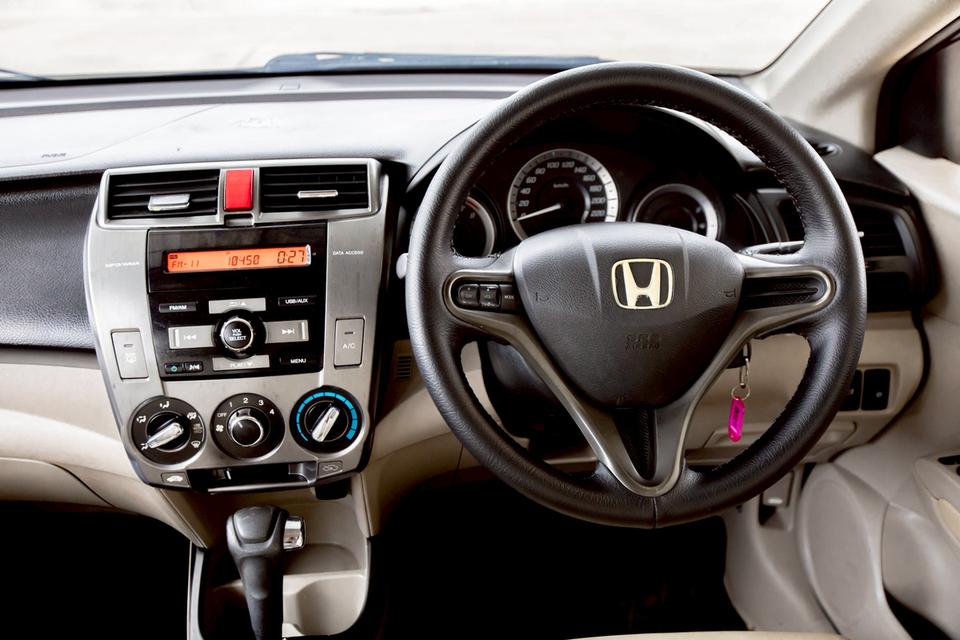 Honda City 1.5 V CNG รุ่นท๊อปสุด ปี 2013 สีเทา เกียร์ออโต้ มือเดียวป้ายแดง 14