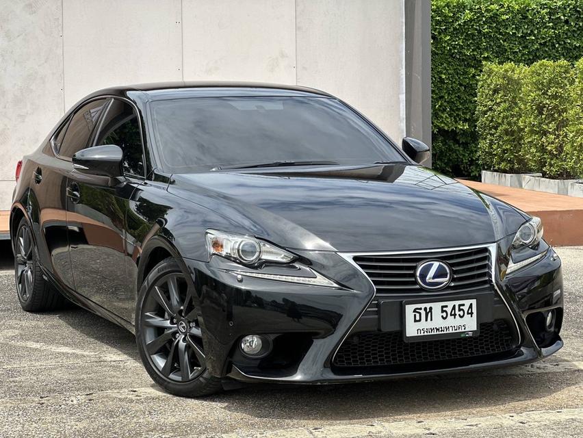 LEXUS IS 300h (2015) 9