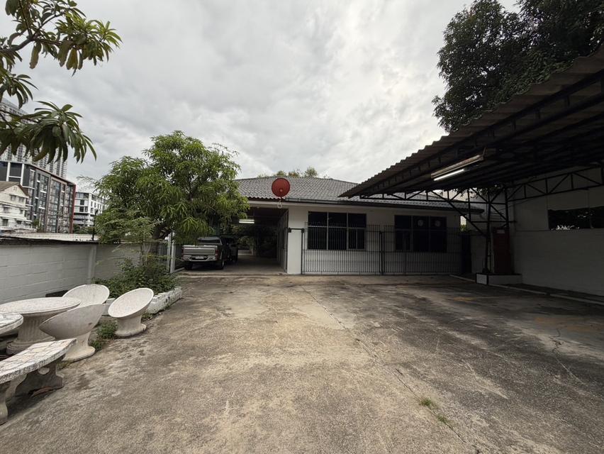 ขายตึกเก่าติดถนนใหญ่  ทำเลทอง แนวติดรถไฟฟ้า สุขุมวิท  Sale shop house at Sukhumvit zone BTS Punawithi 9