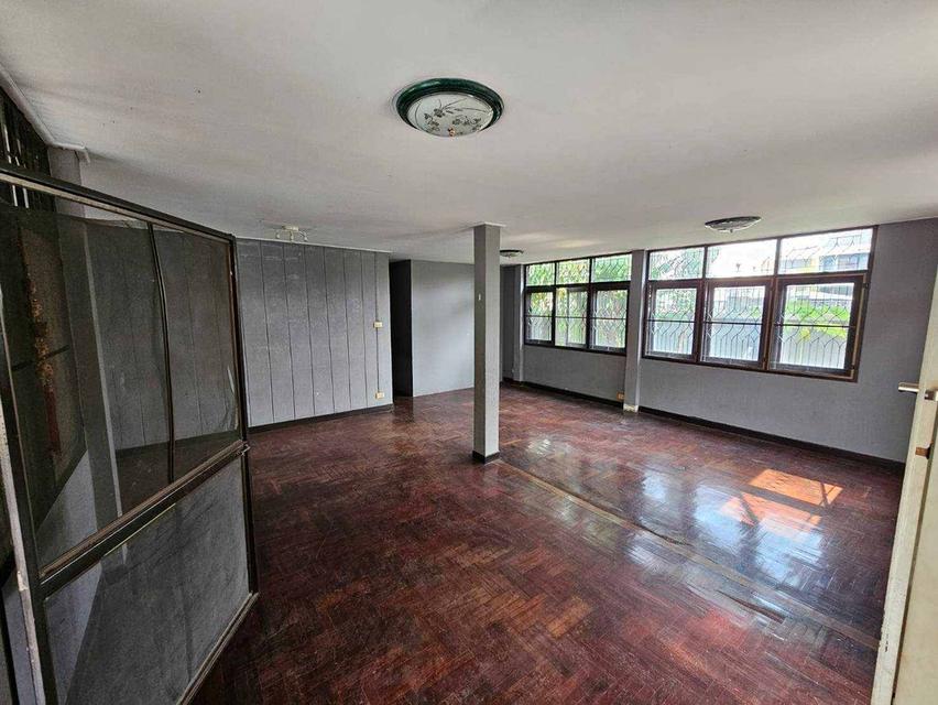Sale and  Rent  Garden old House in the Heart of the City  no furnitures   204 sq.wah. or about 816 sqm. very closed Central Latphrao shopping mall 4