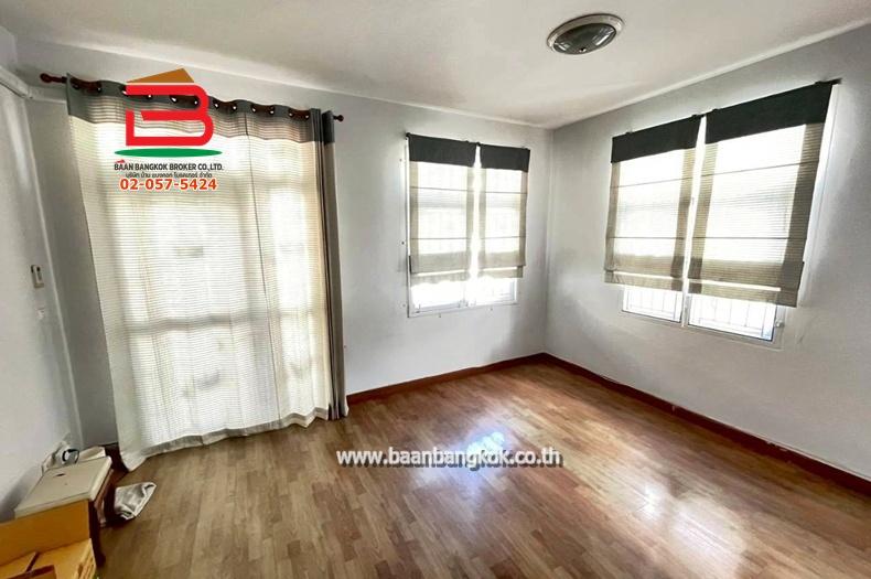 ทาวน์โฮม หมู่บ้าน เมอริทเพลส (ลาดพร้าว 87 แยก 10) เนื้อที่ 18.8 ตรว. ใกล้CDC เลียบด่วน ถนนลาดพร้าว แขวงวังทองหลาง เขตวังทองหลาง 6