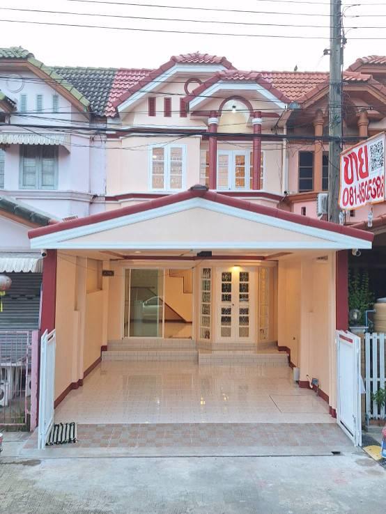 ขายทาวน์เฮ้าส์  หมู่บ้านทาวน์แอนด์คันทรี หนองจอก รีโนเวทใหม่ทั้งหลัง พร้อมอยู่ 2