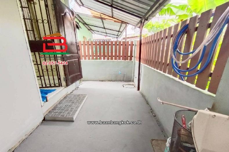 ทาวน์เฮาส์ การเคหะฉลองกรุง เนื้อที่ 22.6 ตร.ว ซอยสังฆประชา แขวงหนองจอก เขตหนองจอก กรุงเทพมหานคร