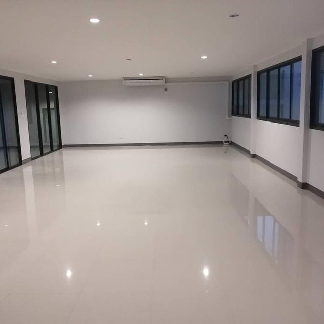 ให้เช่าอาคารสำนักงาน 3 ชั้น สภาพใหม่ พื้นที่ใช้สอย 650 ตารางเมตร ซอยนาคนิวาส 12  ถนนลาดพร้าว 71 จอดรถได้ 12 คัน เหมาะเป็นสำนักงาน คลีนิคเสริมความงาม   7
