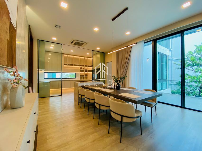 Vive Krungthep Kreetha next to Wellington School 10
