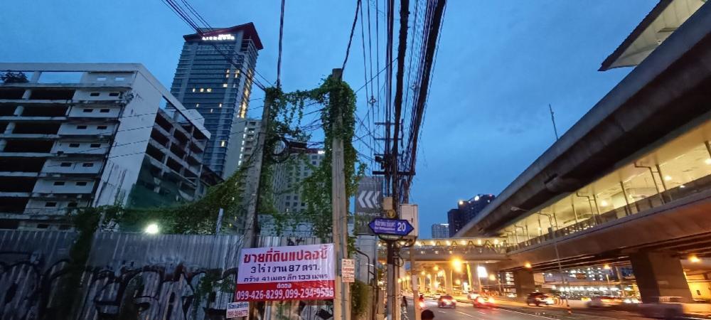 ขายที่ดินติดถนนรัตนาธิเบศร์ 20 อยู่ติดสถานีรถไฟฟ้า MRT บางกระสอ ด้านหลังที่ดินตินถนนซอยรัตนาธิเบศร์ 22 หน้ากว้าง 38 เมตร เหมาะสำหรับสร้างคอนโด 6