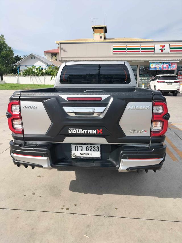 Toyota Hilux Revo ยกสูง 4 ประตูสีบรอนซ์ ดีเซล เกียร์ออโต้ 3