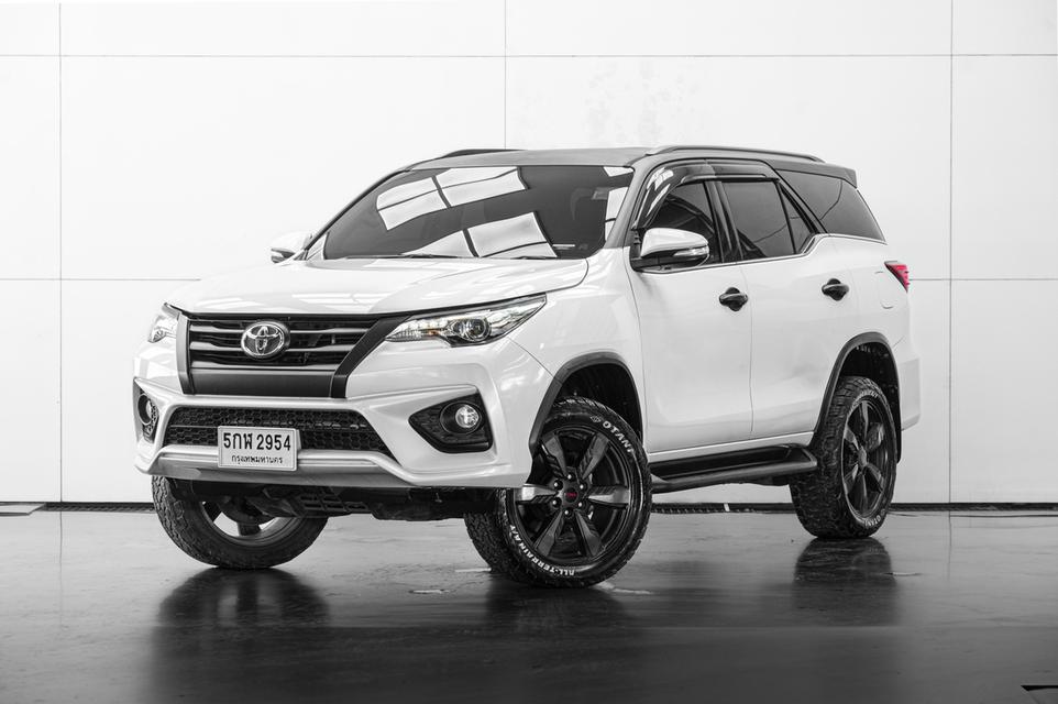 2016 TOYOTA FORTUNER 2.8 TRD Sportivo 4WD สีขาว ไมล์ 137087 กม.
