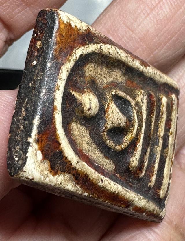 พระสมเด็จพิมพ์ใหญ่ มีคราบลงชาด ทอง เดิม