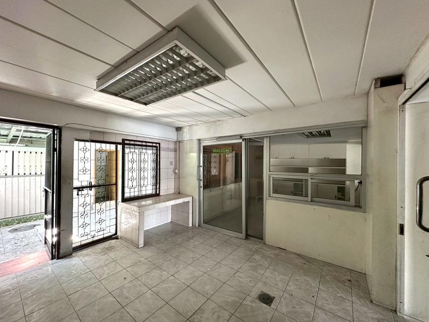 ขายอาคารพาณิชย์ 3.5 ชั้น 2 คูหา ขนาด 44 ตร.ว. ห่างจากถนนกาญจนาภิเษกเพียง 500 เมตร สภาพดี ทำเลค้าขายหรือทำโฮมออฟฟิศ ที่จอดรถสะดวก ใกล้ MRTสายสีม่วง 4