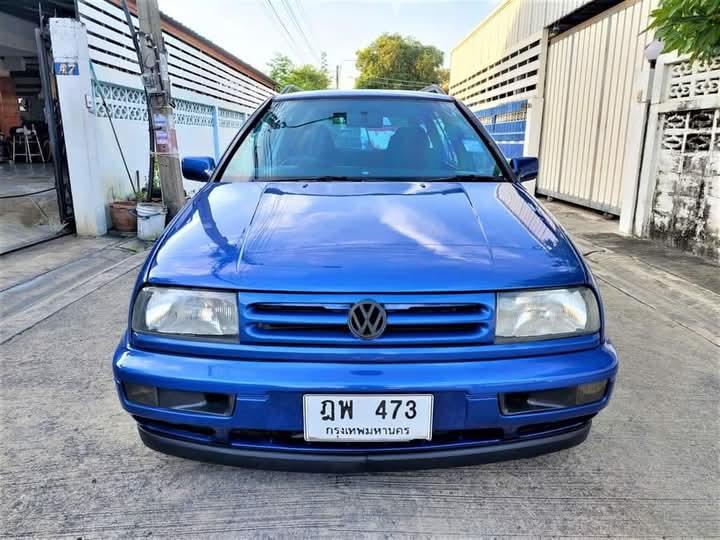 Volkswagen Golf สีน้ำเงิน 3