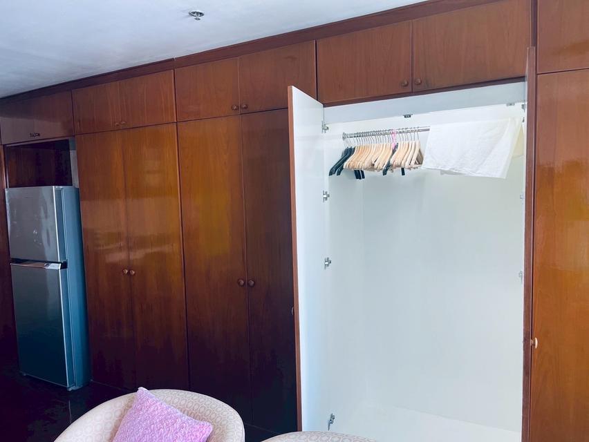 Furnished room for rent on Sathorn Road at Silom Suite Condo opposite the AiA Sathorn Tower very close to BTS St.Louis 7
