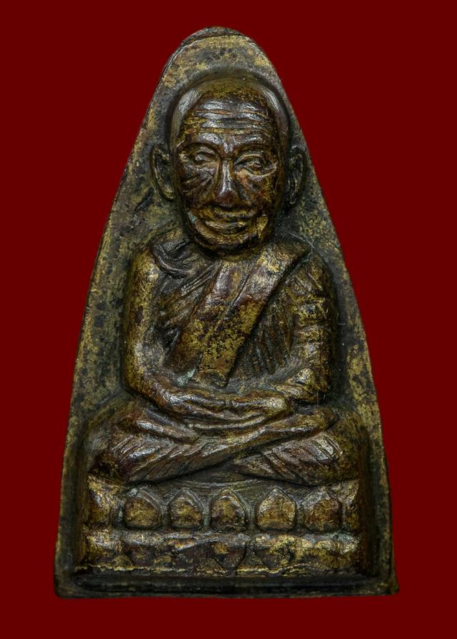 หลวงปู่ทวดหลังหนังสือ มีเส้นเสาอากาศ