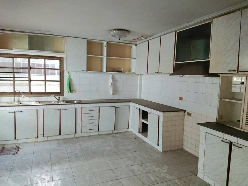 ขายด่วน! บ้านเดี่ยว 3 ชั้น หมู่บ้านป.ธนานิเวศน์  215 ตรว. ถนนเสนานิคม 1 ซอย 28  12
