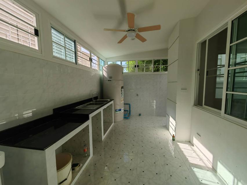 ให้เช่าโฮมออฟฟิศ 4 ชั้น Plus Park Avenue  ลาซาล-ศรีนครินทร์  สิ่งแวดล้อมดี ใกล้ BTSแบริ่ง และMRTศรีลาซาล 4