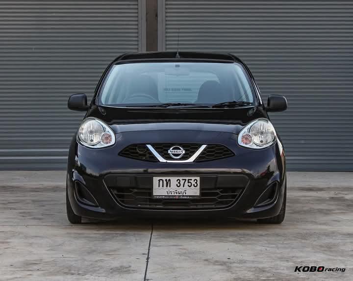 Nissan March สีดำ