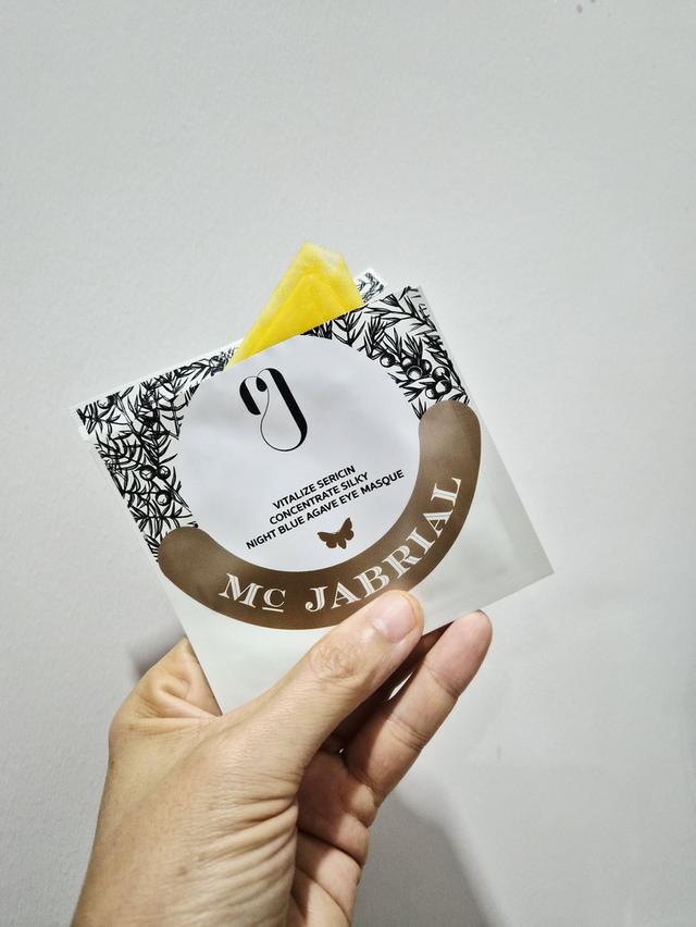 แผ่นมาส์กใต้ตาเซรั่มใยไหมทองคำ 5 ซอง - MC JABRIAL Vitalize Sericin Concentrate Silky Night Blue Agave Eye Masque 7g x 5pcs. รูปที่ 2