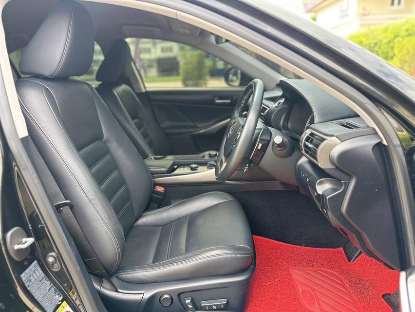 LEXUS IS 300h (2015) 7