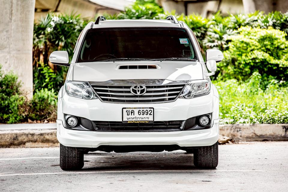 TOYOTA FORTUNER 3.0V ภายในดำ สีขาว ปี 2012 เกียร์ออโต้