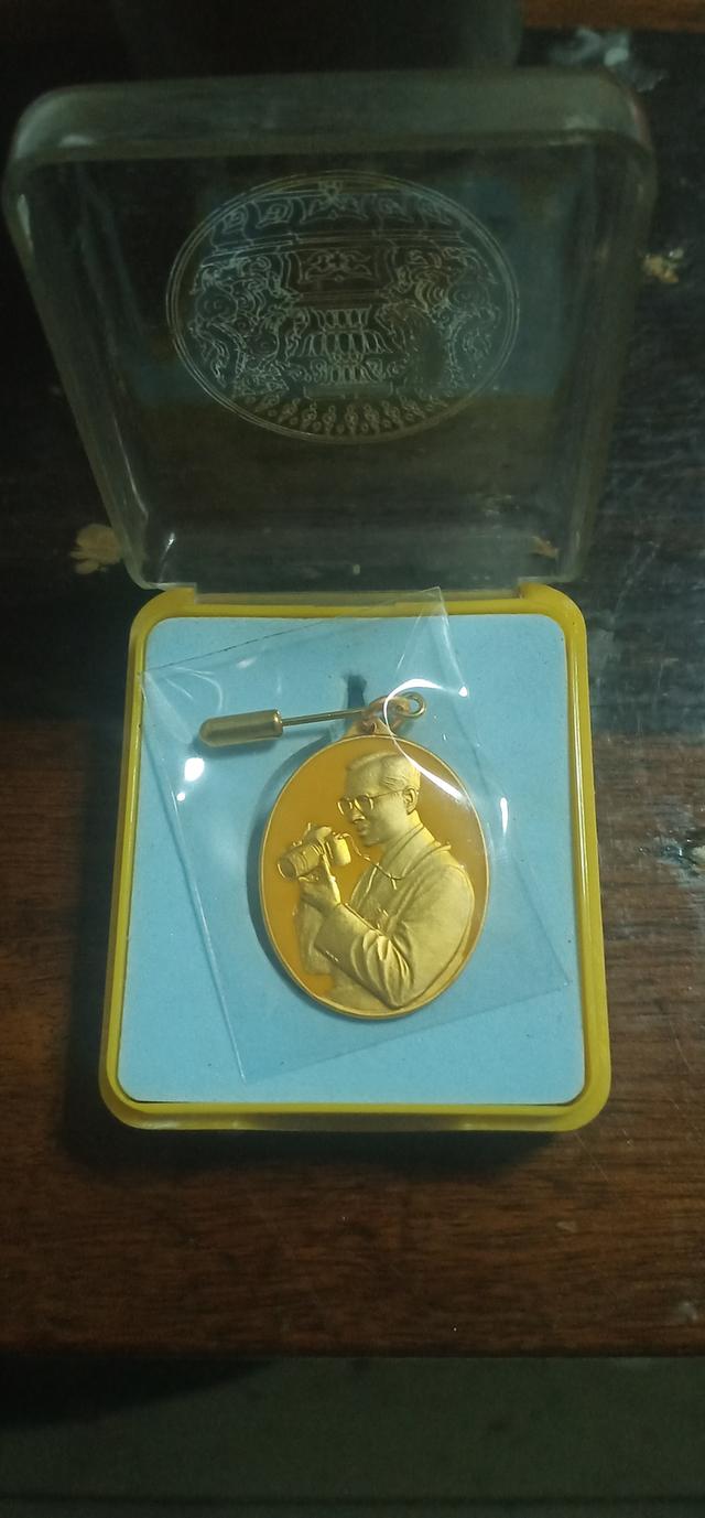 รูป เหรียญในหลวงทรงกล้อง แบบสีทอง พร้อมกล่องเดิม 2542