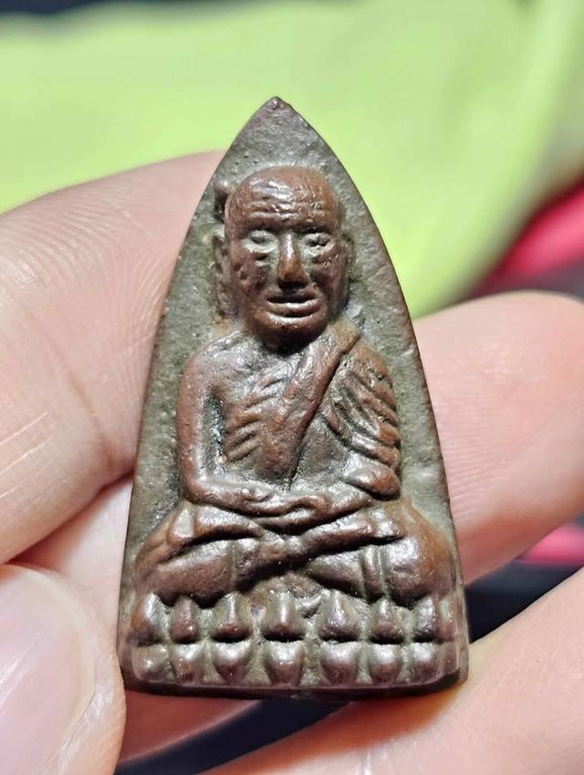 หลวงปู่ทวดพิมพ์เตารีดแบบราคาแบ่งปันครับ