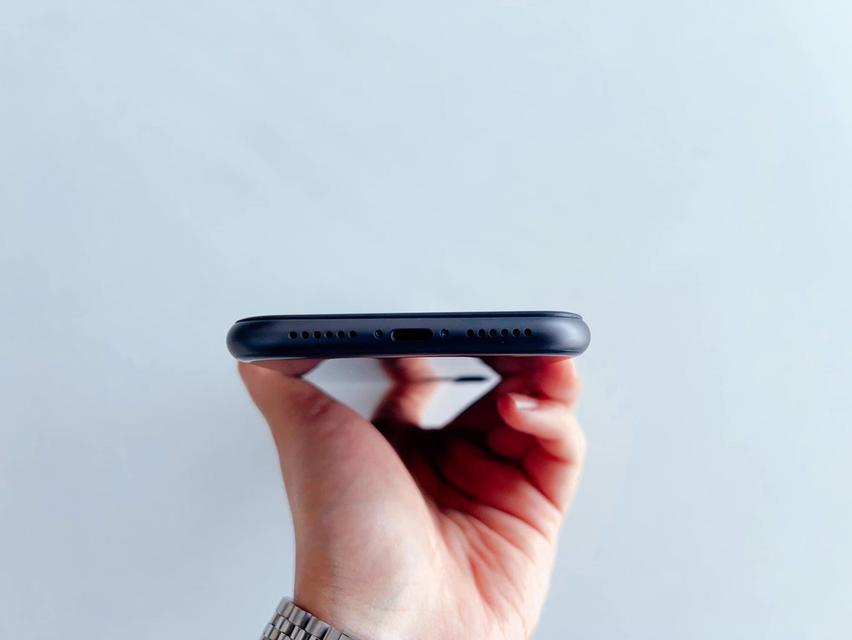 iPhone 11 สีน้ำเงิน 2