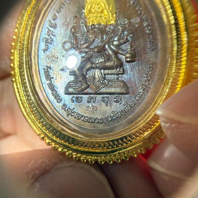 พระอาจารย์ต้อม วัดท่าสะแบง รุ่น อุดมทรัพย์ เนื้อนวะหน้ากากชุบทองคำแทหลังฝันตระกรุดทองคำ พร้อมเลี่ยมกรอบอิตาลี่สั่งทำฝังเพชร เลขโค๊ด 16