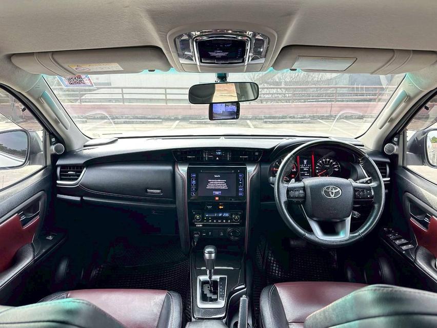 Toyota Fortuner 2.8 TRD เกียร์ออโต้ 4WD สีขาวมุก ปี 2017 จด2017 แท้ 11