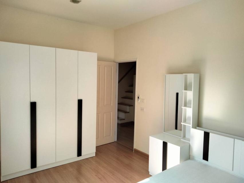 ขายทาวน์โฮม 2 ชั้น  หมู่บ้านโกลเด้น ทาวน์ ลาดพร้าว  ซอยนวมินทร์ 42 แยก 27  ถนนประเสริฐมนูกิจ แขวงคลองกุ่ม เขตบึงกุ่ม กรุงเทพ ขายราคา 4.30 ล้านบาท 19