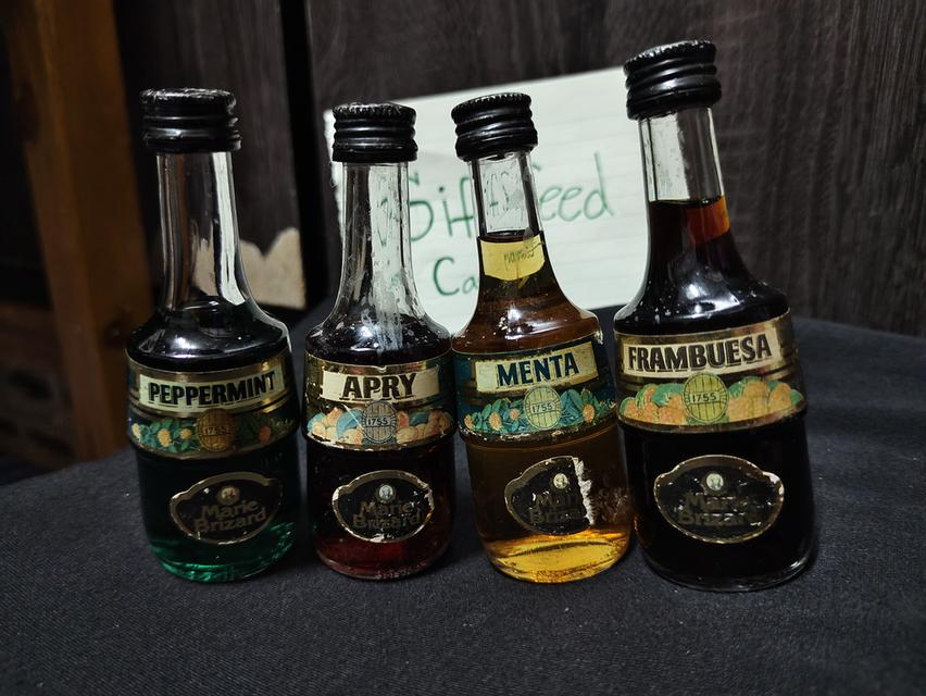 ขวดเหล้าจิ๋วเหล่านี้คือเหล้าลิเคียวร์ยี่ห้อ Marie Brizard