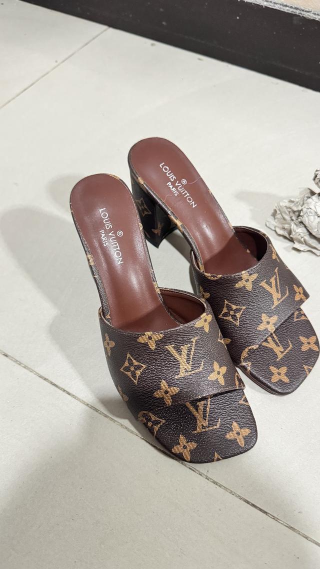 รองเท้า ส้นสูงหลุยส์