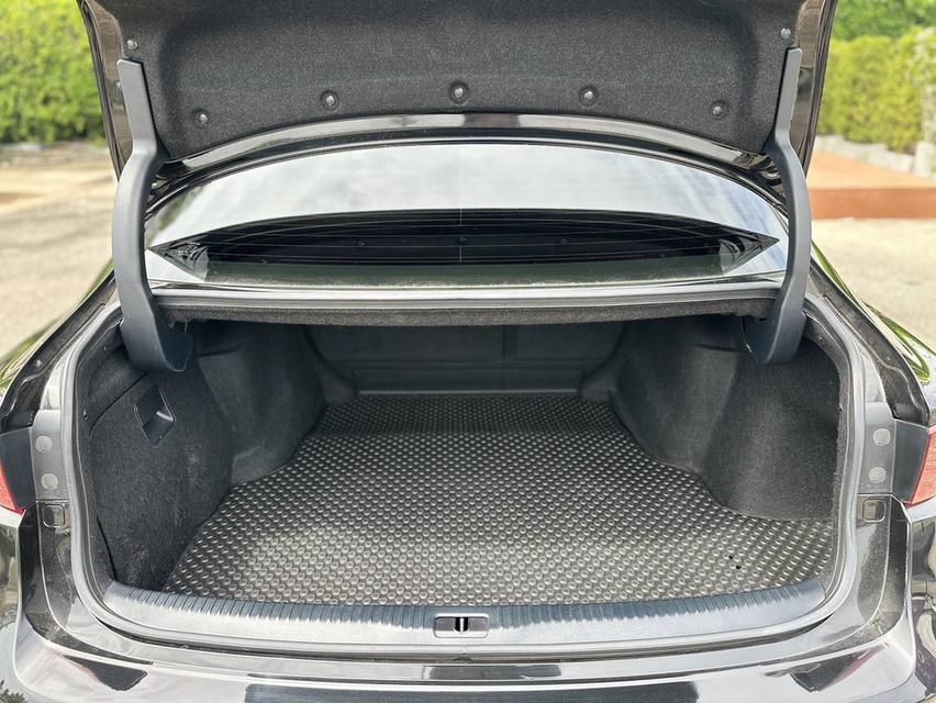 LEXUS IS 300h (2015) 6