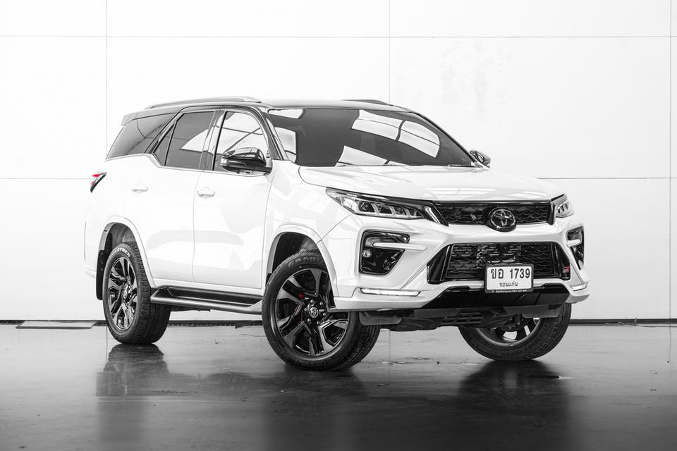 2022 TOYOTA FORTUNER 2.8 GR SPORT BLACK TOP 4WD SUV สีขาว-ดำ เลขไมล์ 27929 กม. 2