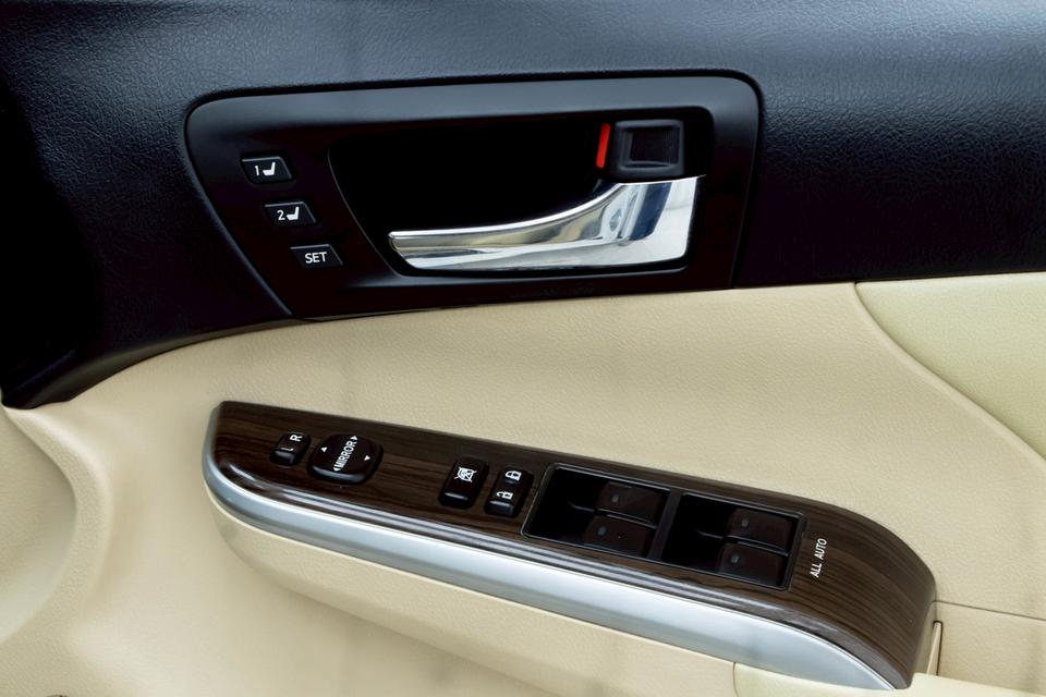 รหัสรถ 2A927 💥 รถเข้าใหม่! TOYOTA CAMRY 2.5 HV DVD ปี 2015 (HYBRID) 💥 14